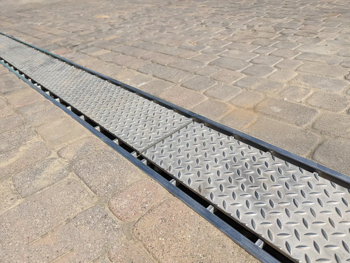 Bahçe mimarisi için oluklu kapaklı paslanmaz çelik drenaj kanalı