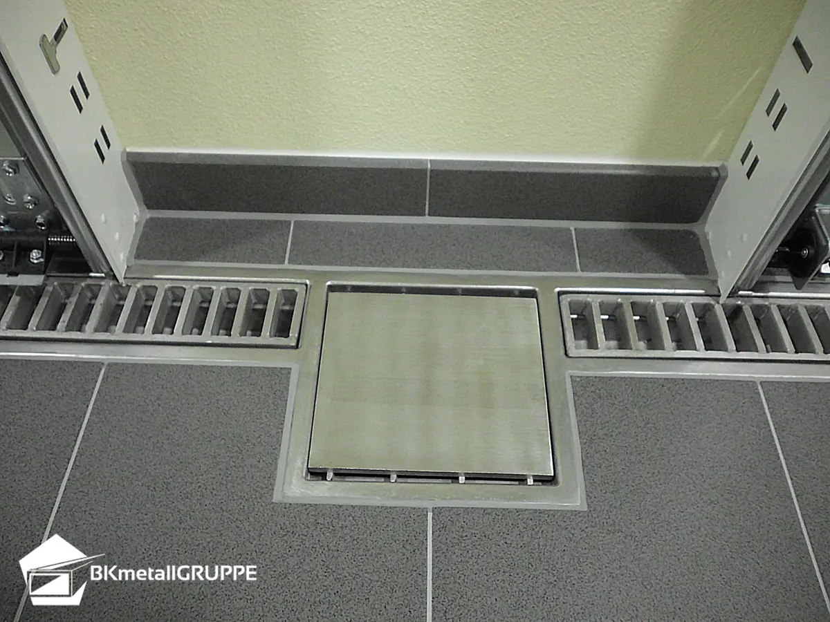 Garaj drenaj kanalı, merdiven kapağı ve plakalı kapak ile giriş