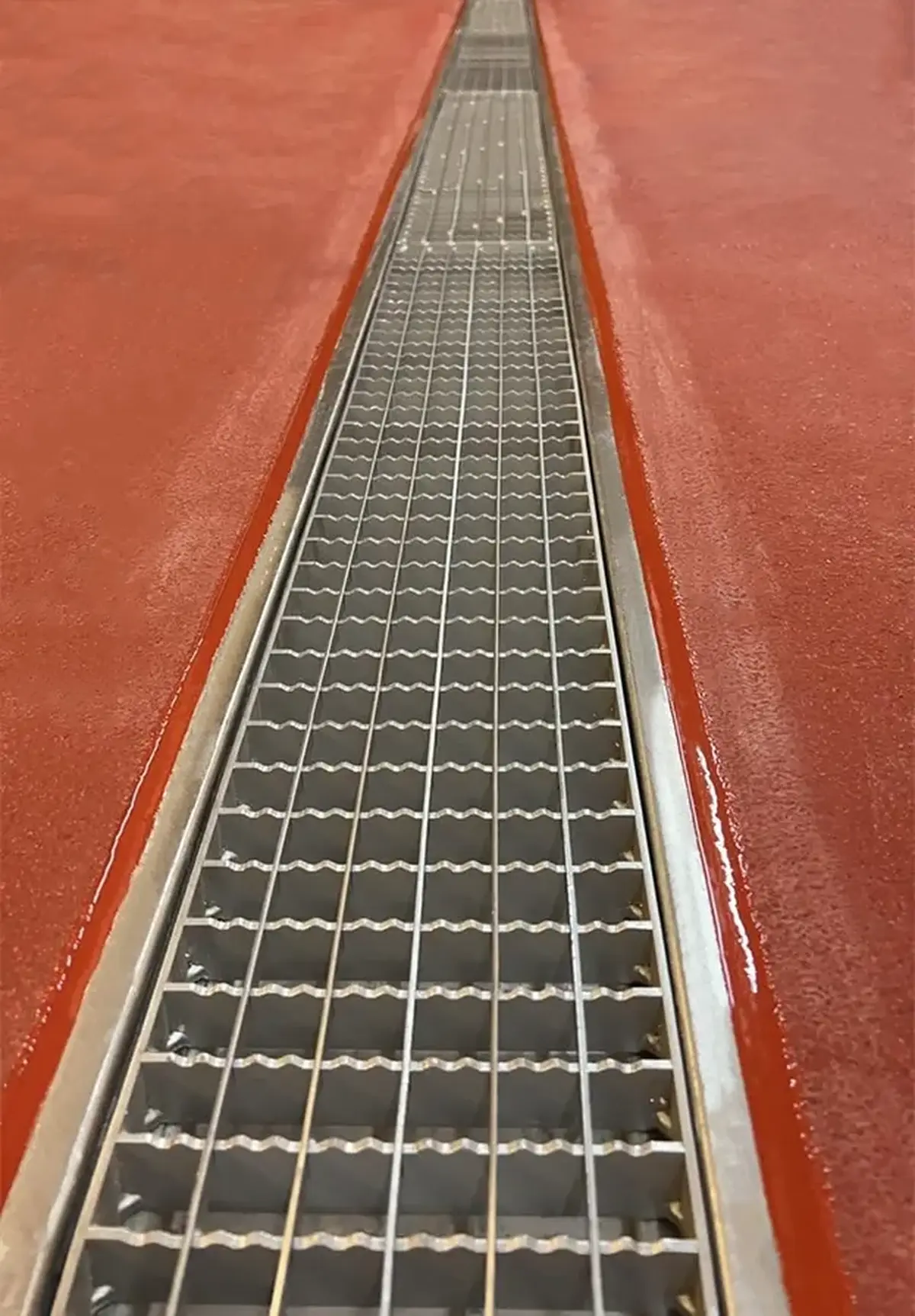 İçecek dolum tesisleri için kaymaz kapaklı drenaj kanalları