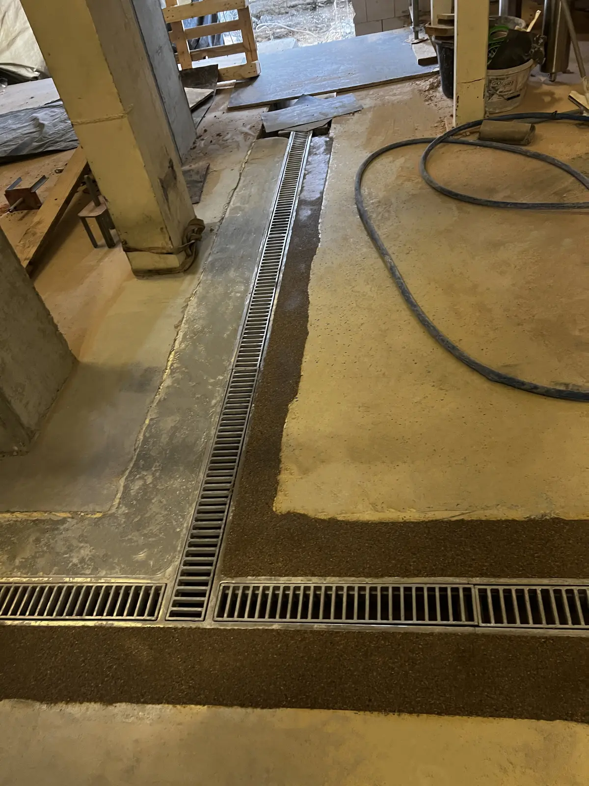 Merdiven kapakları 25x8mm ile drenaj kanalı montajı