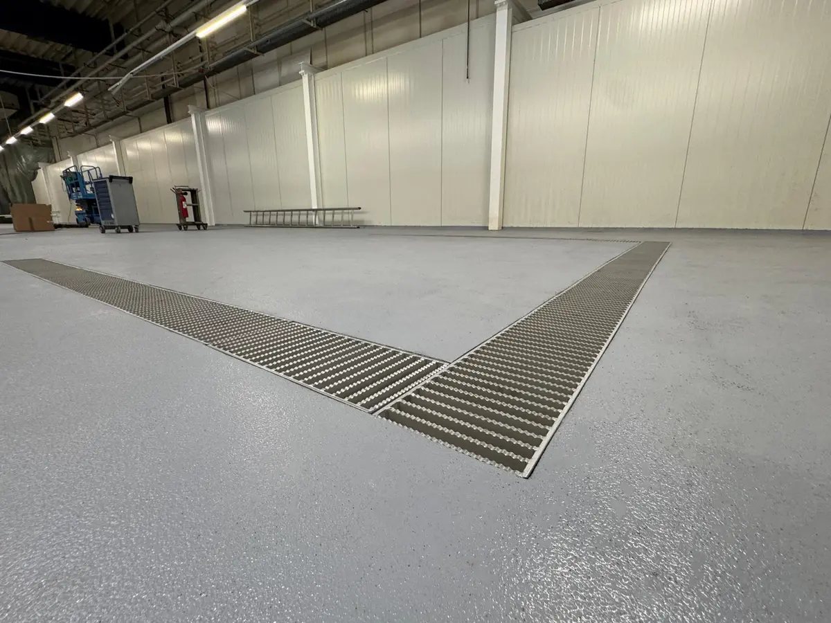 İlaç fabrikasında 300 mm genişliğinde merdiven ızgaralı kapaklı drenaj kanalı