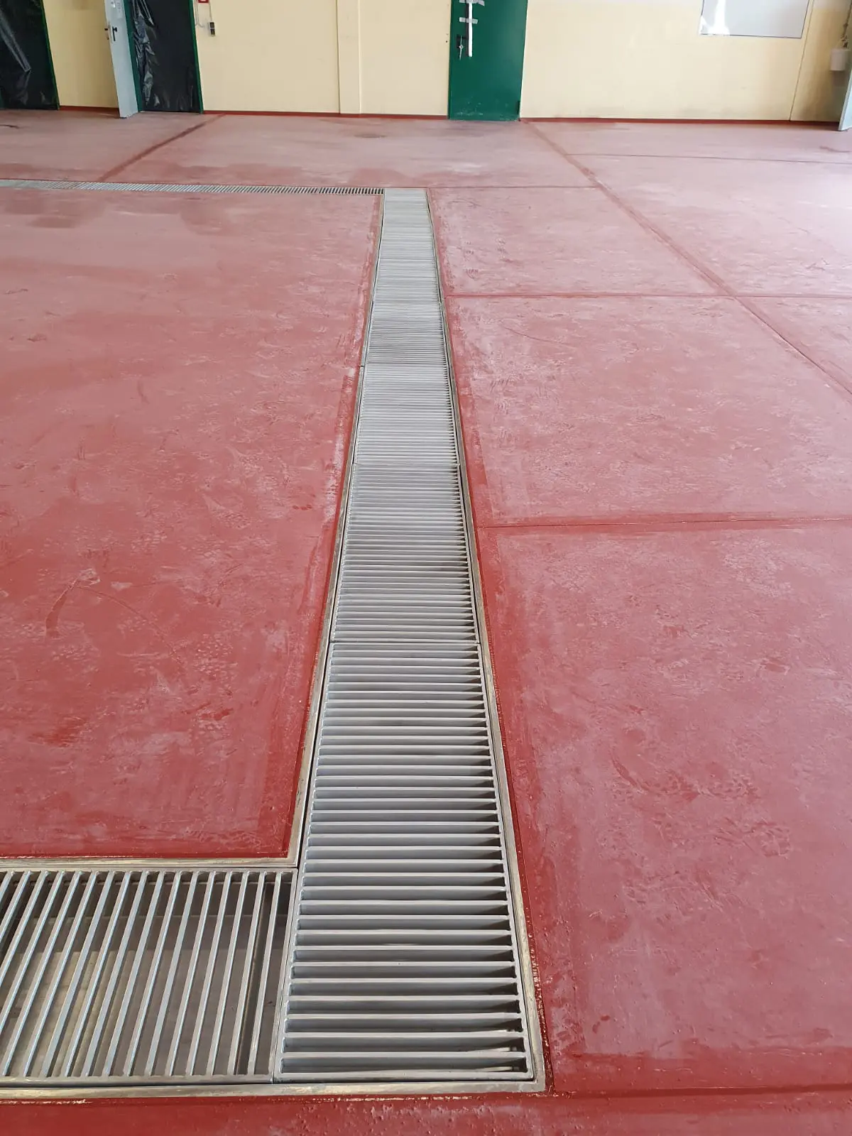 Endüstriyel drenaj kanalı merdiven kapağı ile