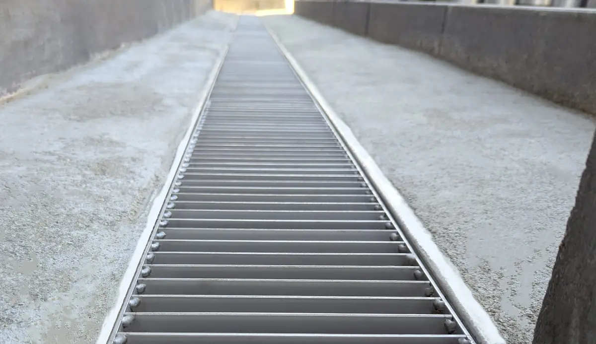 Kamusal alanlar için merdiven kapaklı paslanmaz çelik drenaj kanalı
