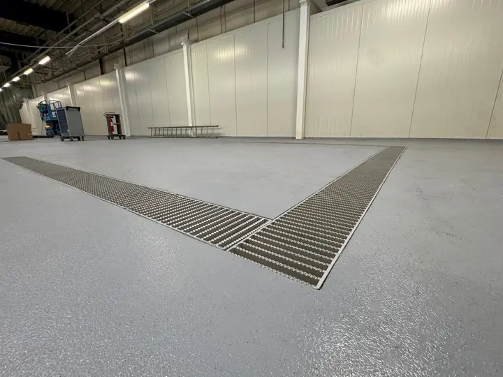 İlaç fabrikasında 300 mm genişliğinde merdiven ızgaralı kapaklı drenaj kanalı